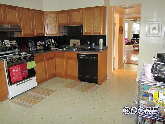 5th image of 824 W Aldine Ave #2