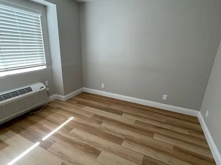 310 Pine St — Photo 13