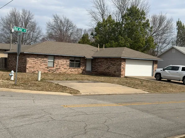 1080 W Bel Air Dr, Fayetteville, AR 72703