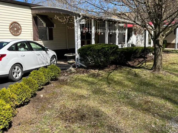 215 Cherrywood Dr, Altoona, PA 16601