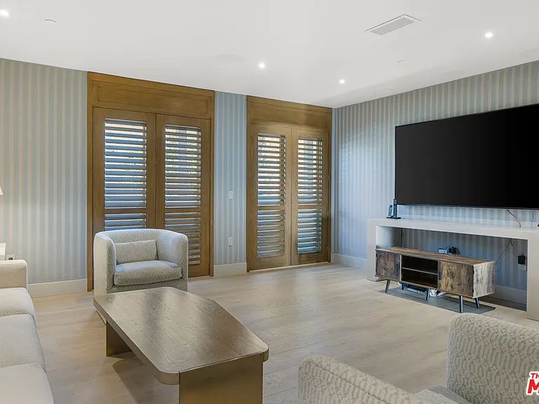 1347 Palisades Beach Rd — Photo 24