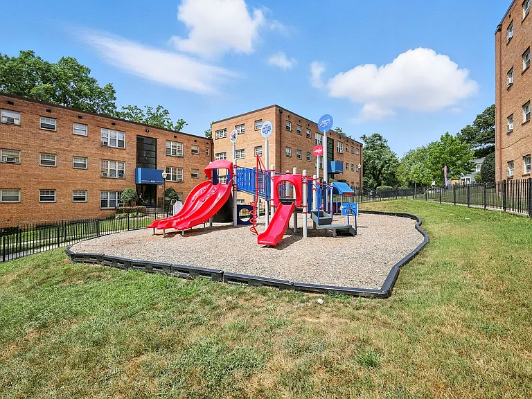 Huntwood Courts — Photo 17