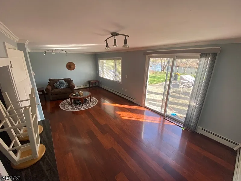 3 bed, 2000 sqft, $4,900 — Photo 4