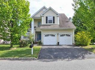 5 Fela Dr, Parlin, NJ 08859