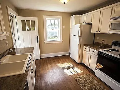829 Chicago Ave — Photo 2