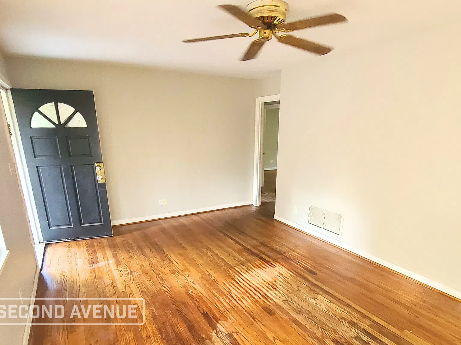 3 bed, 1.0 bath, 1200 sqft, $999 — Photo 2