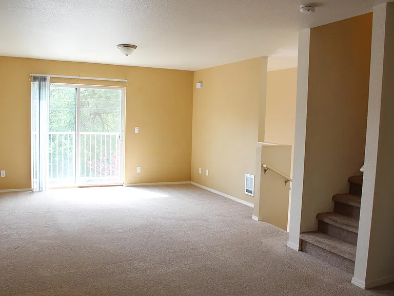 419 NE Morton St — Photo 1