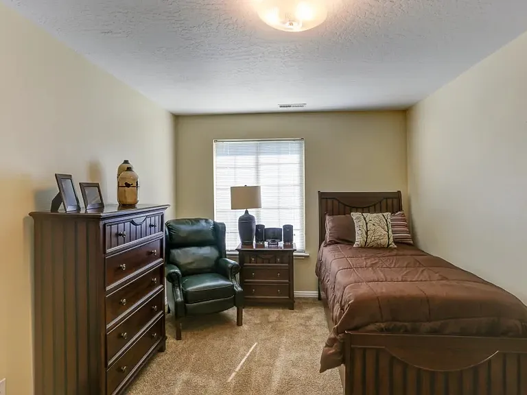Sterling Pointe Apartments — Photo 39