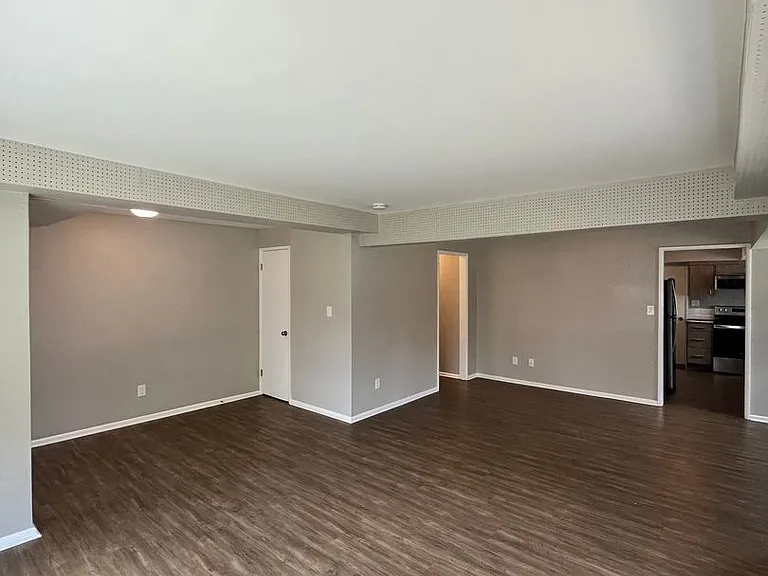 Stunning / Extra Large 1-Bedroom! Faux Hardwood Floors, Washer & Dryer, Stainless Appliances & Pe... — Photo 9