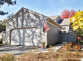 438 White Oak Ln, Lake Barrington, IL 60010