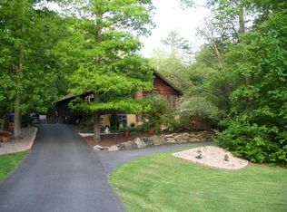 302 Water Forest Dr, Dingmans Ferry, PA 18328