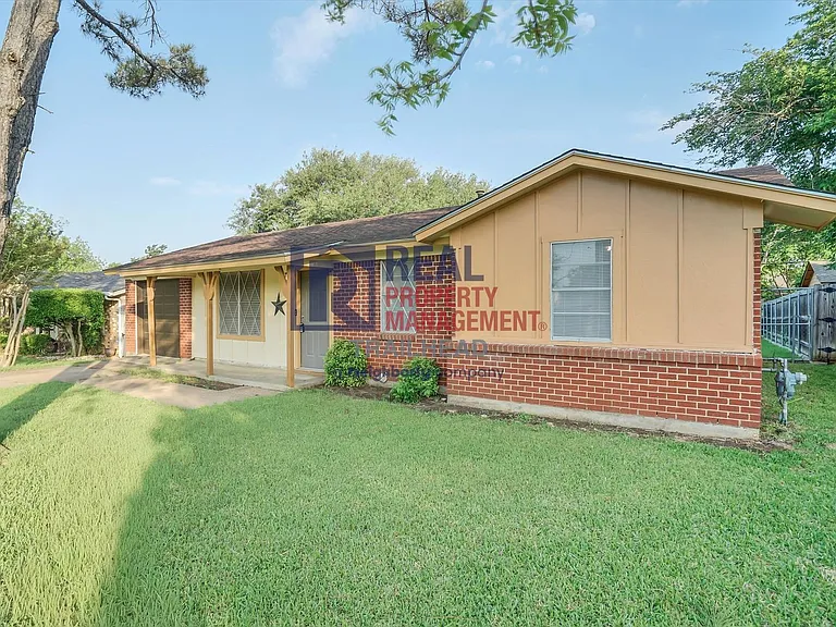 1424 Phillips St — Photo 3