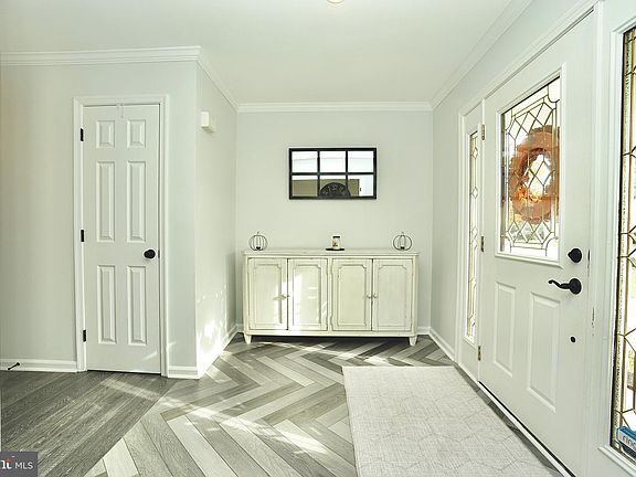 5th image of 17 Hillside Ln
