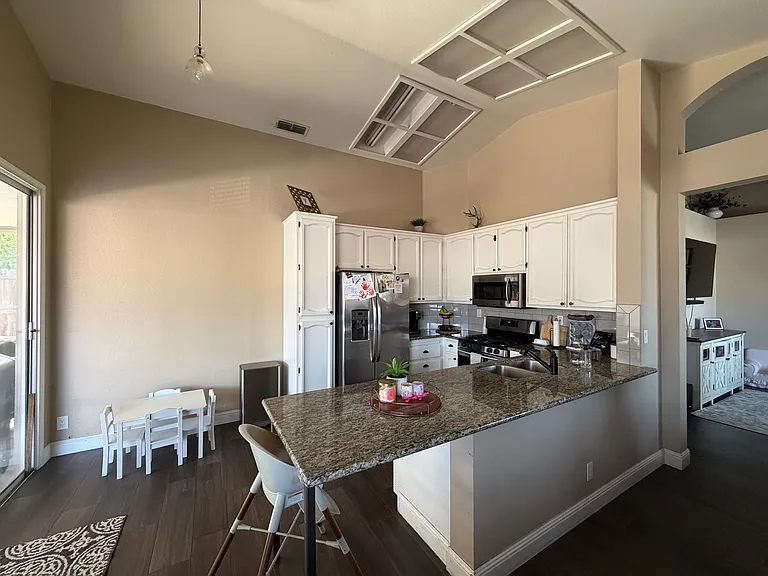 871 Strathaven Way — Photo 3