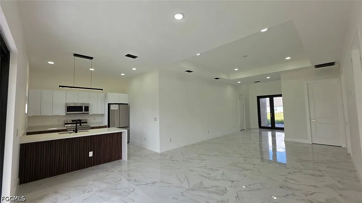 4 bed, 3.0 bath, 1715 sqft, $2,200 — Photo 2