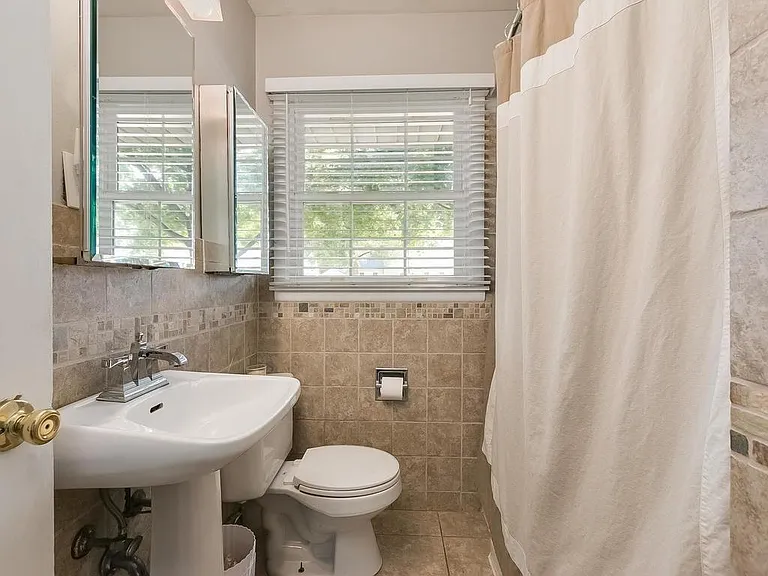 Main floor full bathroom