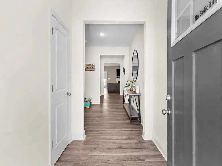 223 Collier Gate St — Photo 5