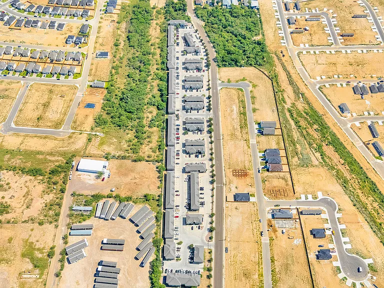 212_Obsidian_D-8 - Bird's-eye view of La Joya Apartments in Laredo, Texas, featuring the surrounding homes and community layout