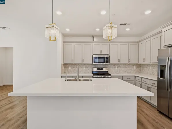 5 Brookdale Ct, Pittsburg, CA 94565
