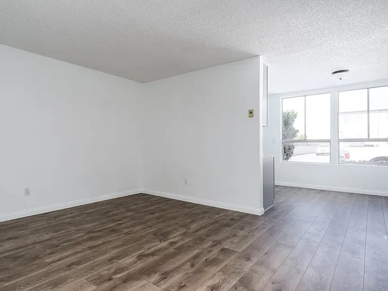 279 Moss St #8 — Photo 4