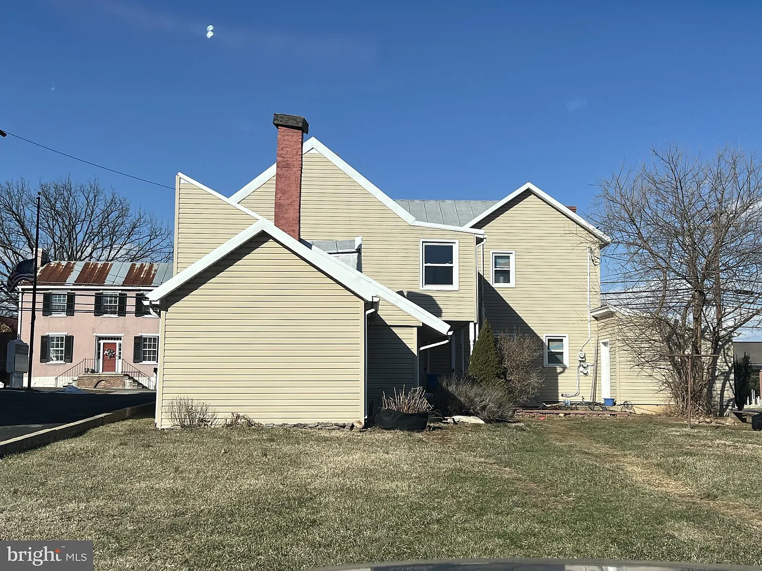 3 bed, 1.0 bath, 1700 sqft, $1,350 — Photo 3