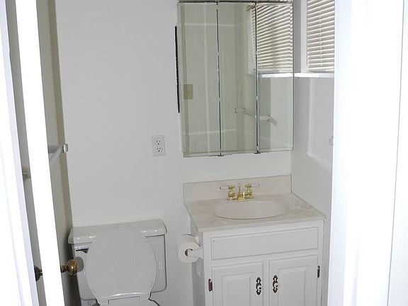 3rd image of 905 S Taylor Dr