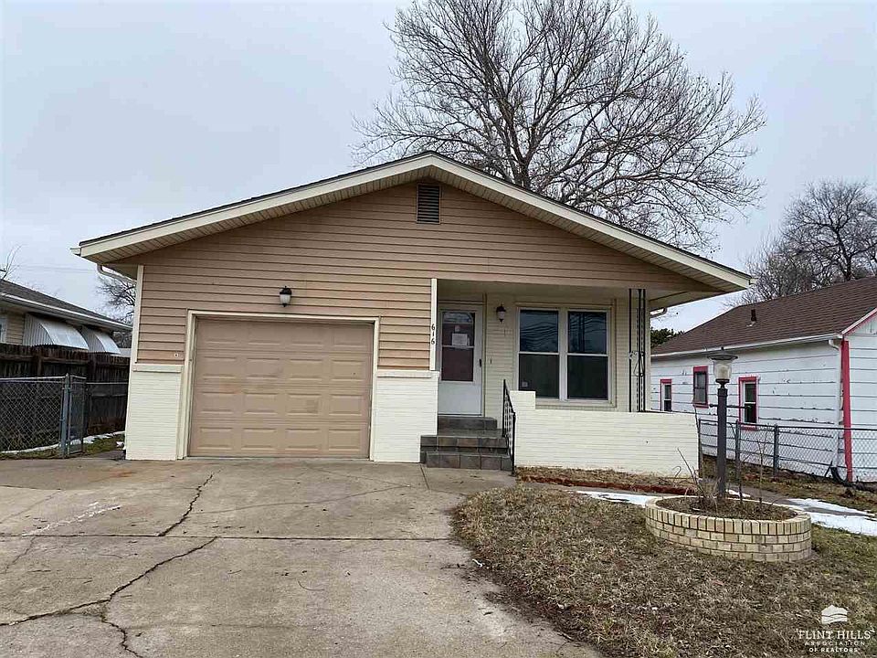 616 W 7th St Junction City KS 66441 Zillow