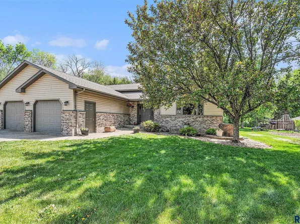 417 Cedar Ct, Madison, SD 57042