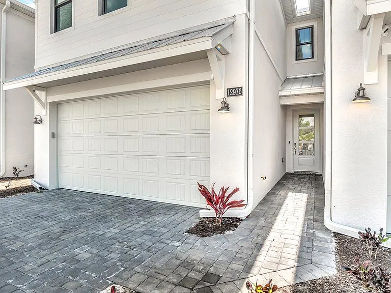 12976 Pembroke Dr — Photo 6