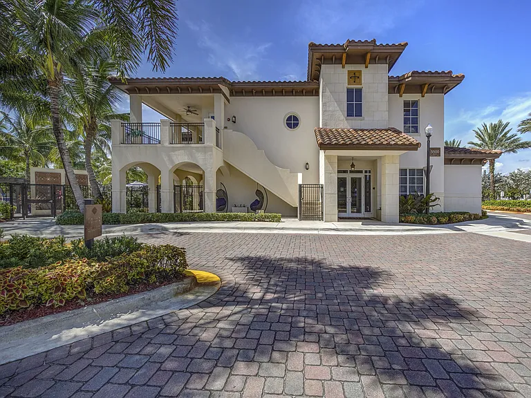 Solle Davie Luxury Apartments — Photo 26
