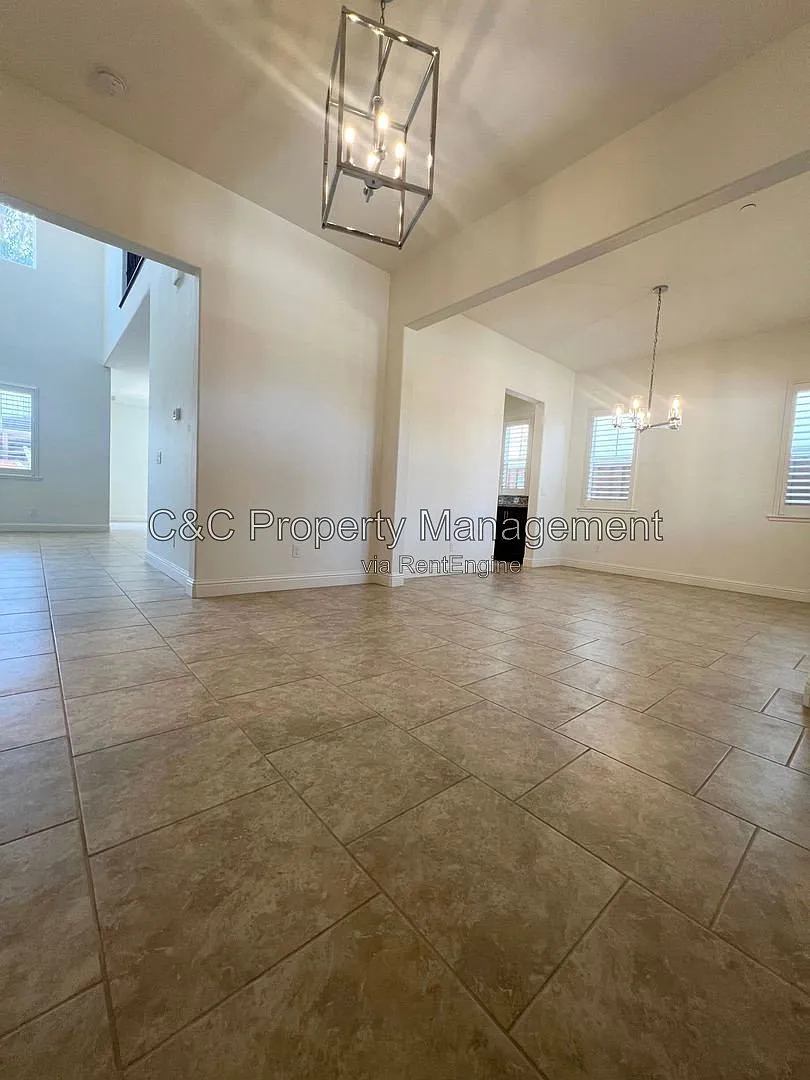 5 bed, 4.0 bath, 3601 sqft, $5,500 — Photo 3