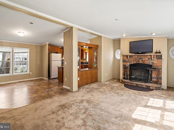 4th image of 45 Marcia Memorial Cir