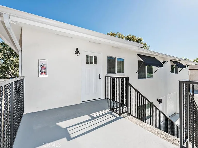 555 N Olive St #B — Photo 1