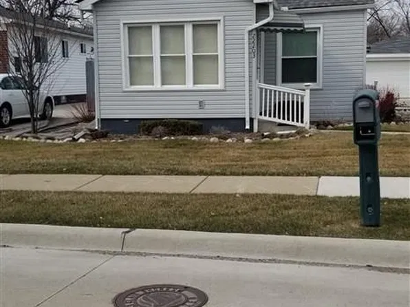 22203 Masonic Blvd, Saint Clair Shores, MI 48082