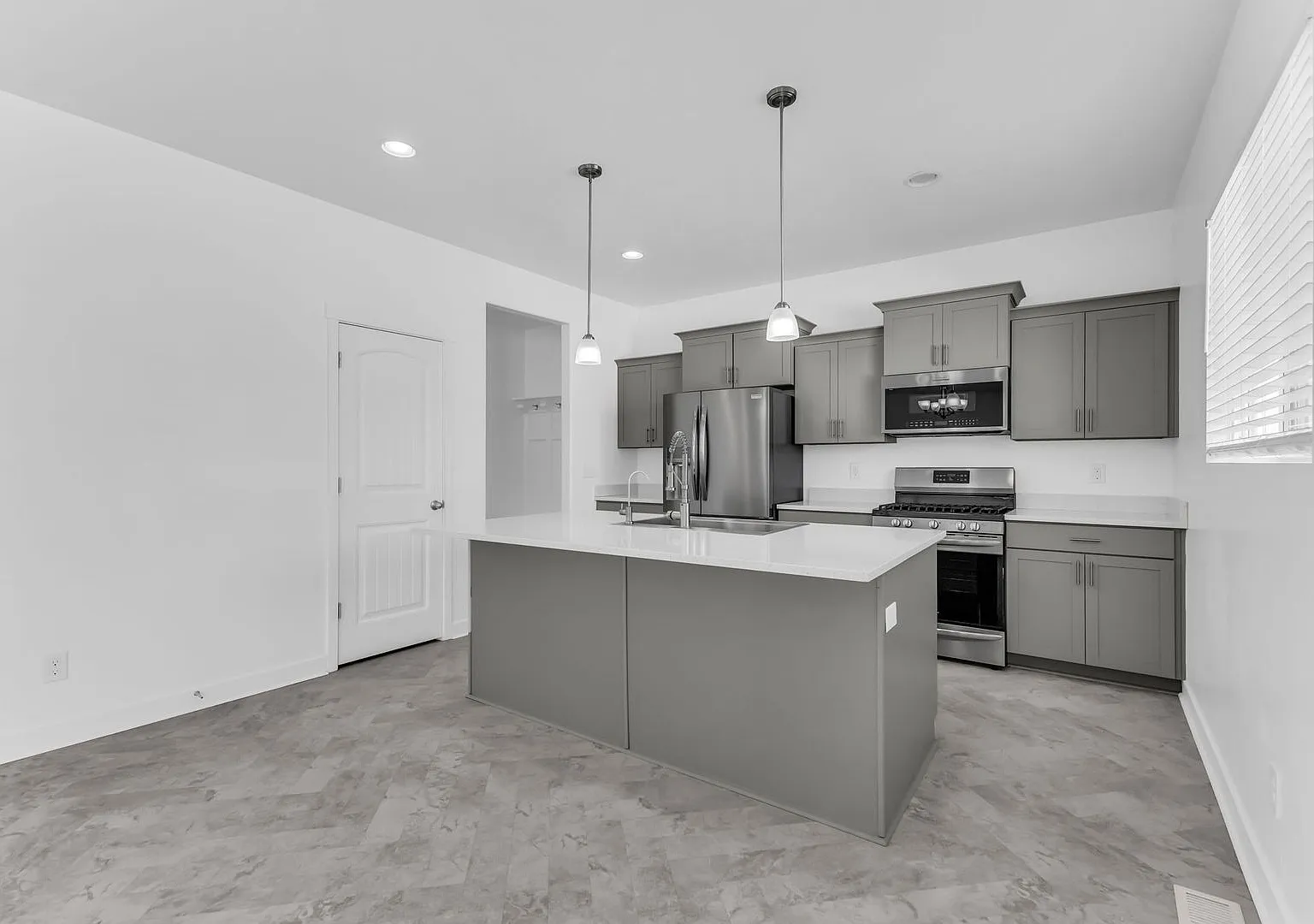Modern 6 Bed Syracuse Home with RV Parking & 3 Car Garage — Photo 3
