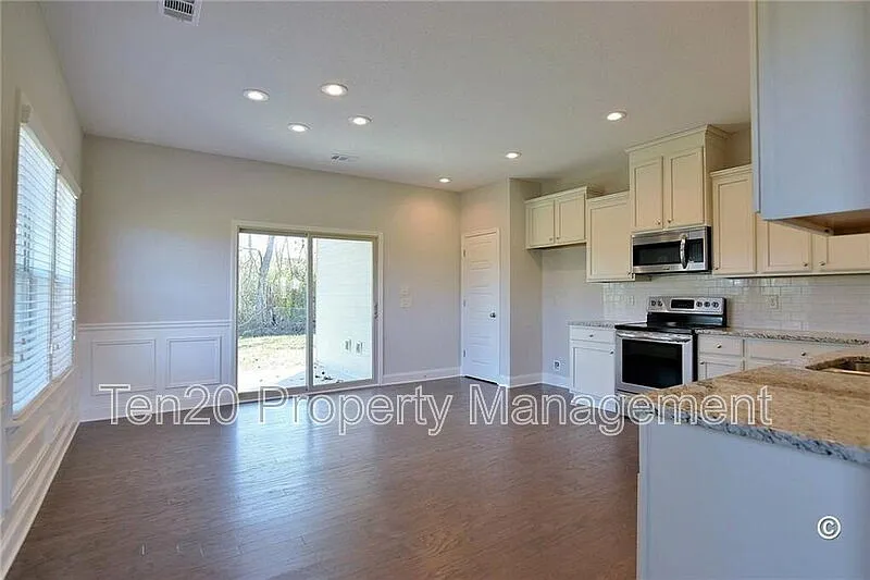 3 bed, 2.0 bath, 1800 sqft, $2,000 — Photo 4