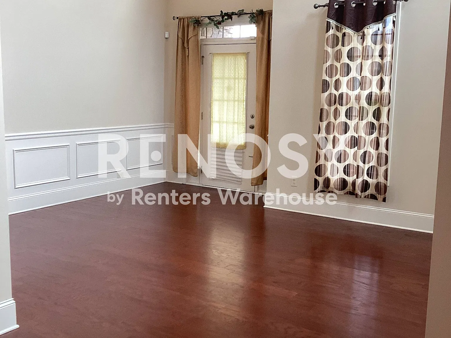 Spacious Three level home in desired school district — Photo 4