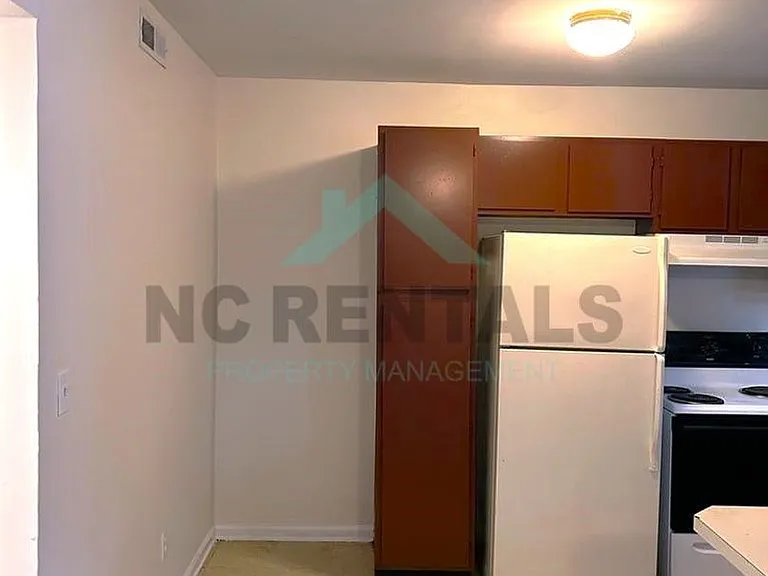 2559 Green Oaks Ct #B — Photo 7