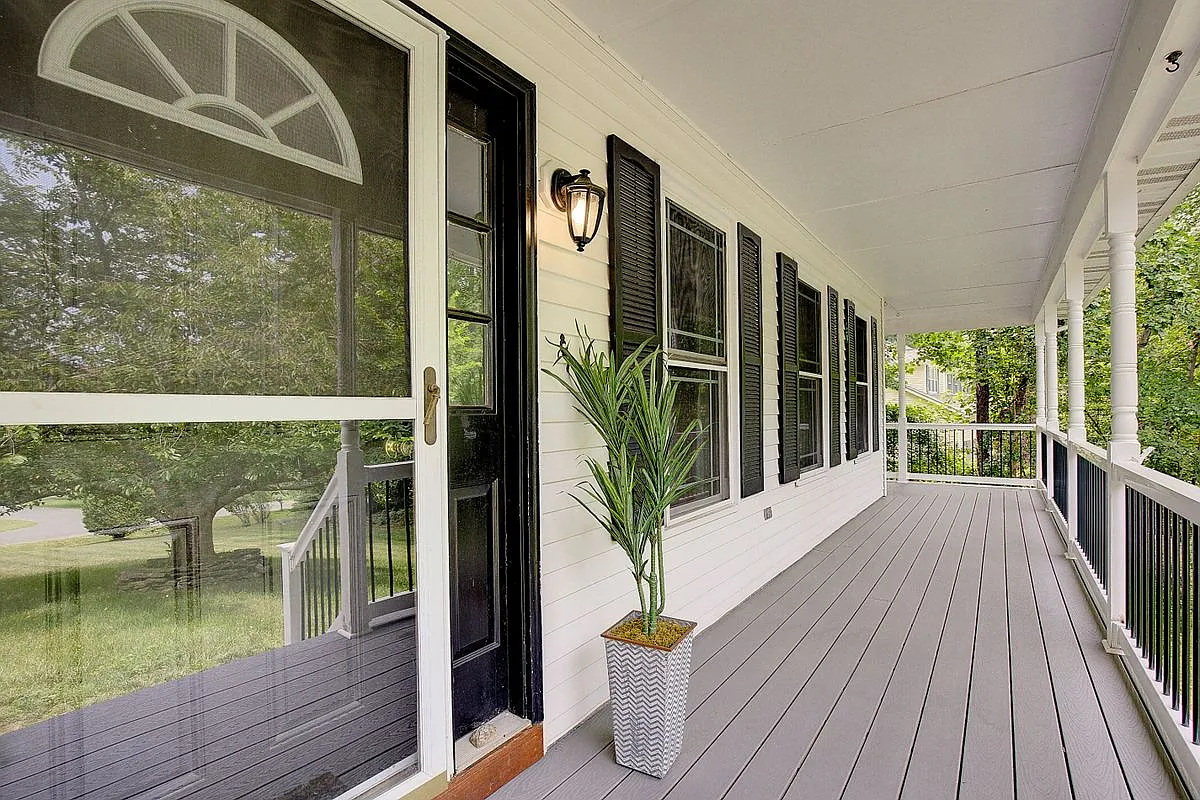 5 bed, 3.5 bath, 3452 sqft, $3,600 — Photo 2