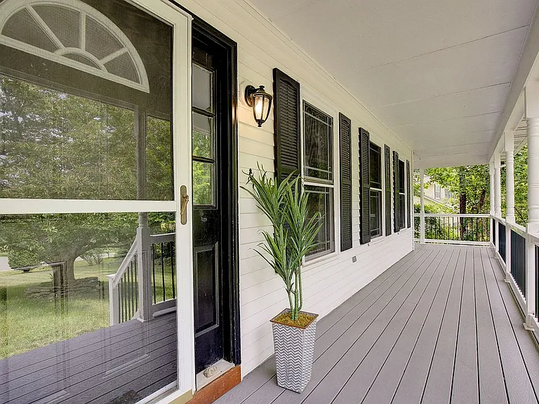 48 Radcliffe Dr — Photo 2