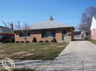 28564 N Clements Cir, Livonia, MI