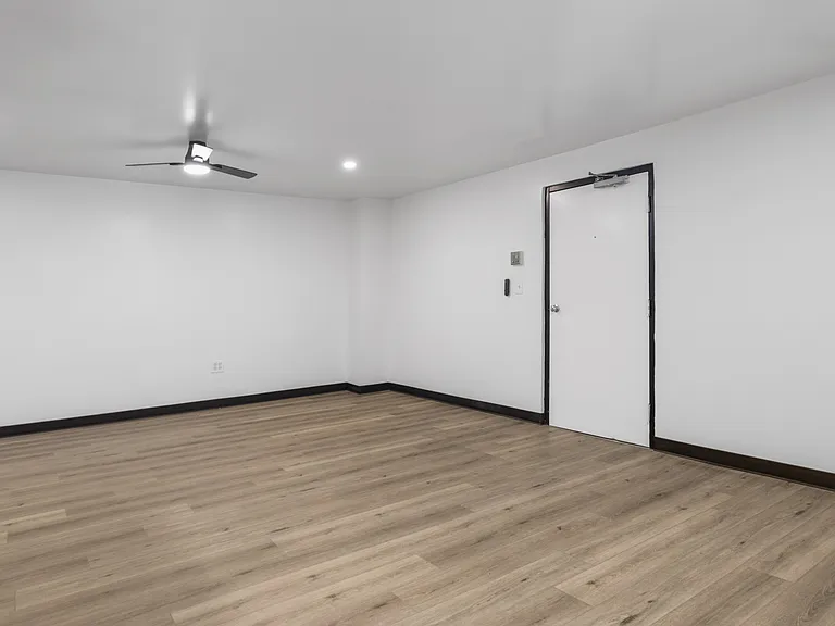 Wehnwood Court Apartments — Photo 44