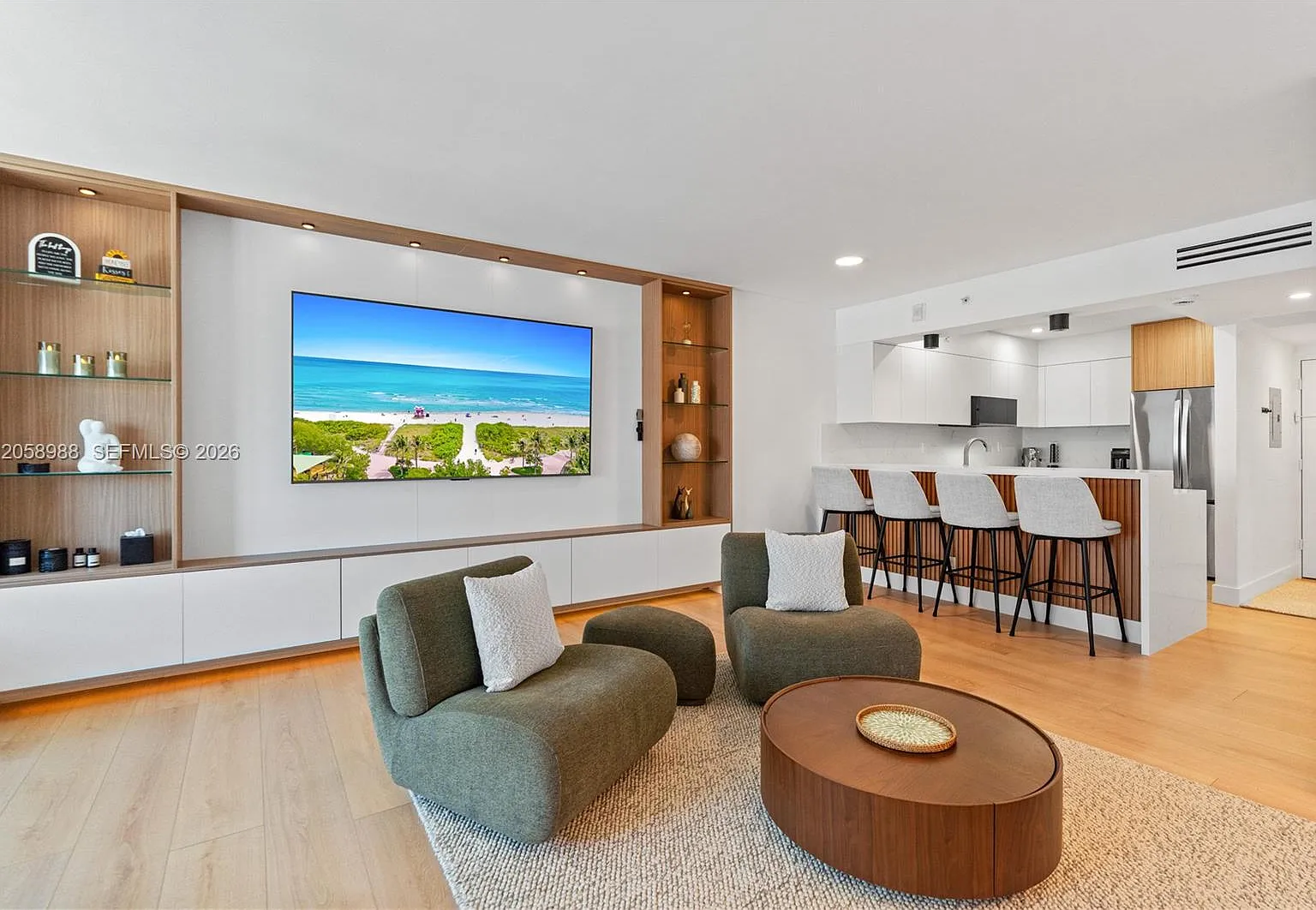 Wave Condo — Photo 1