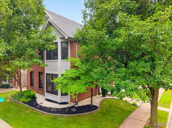 935 Barnard College Ln, Saint Louis, MO 63130