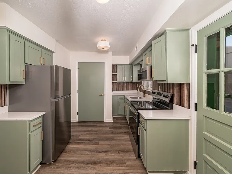 Bayview Apartments — Photo 4