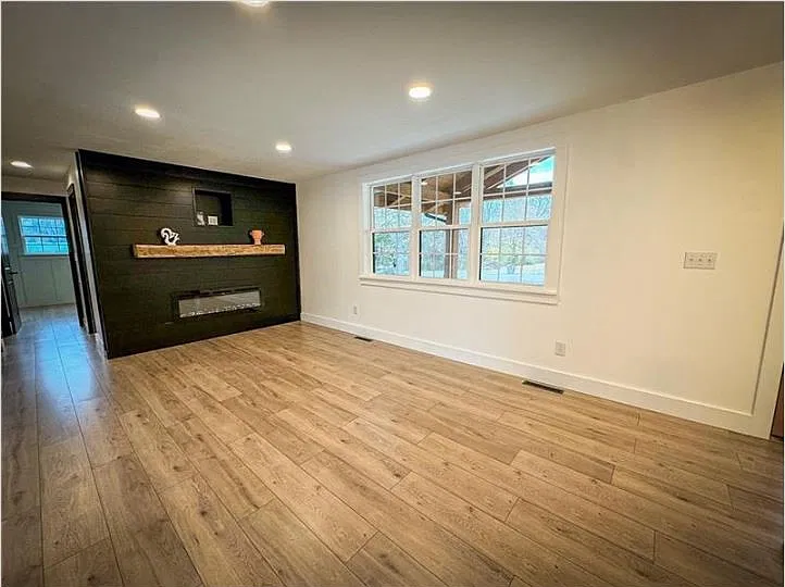 3 bed, 1008 sqft, $2,400 — Photo 4