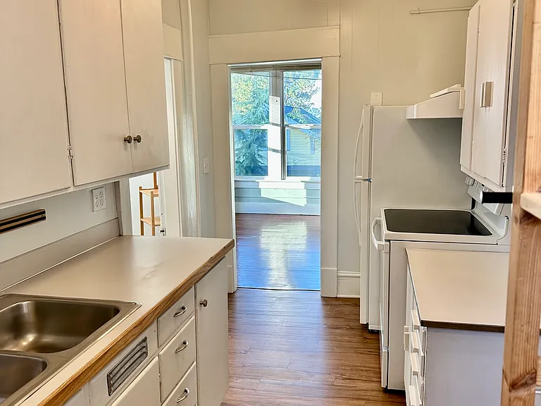 1153 Franklin St — Photo 11