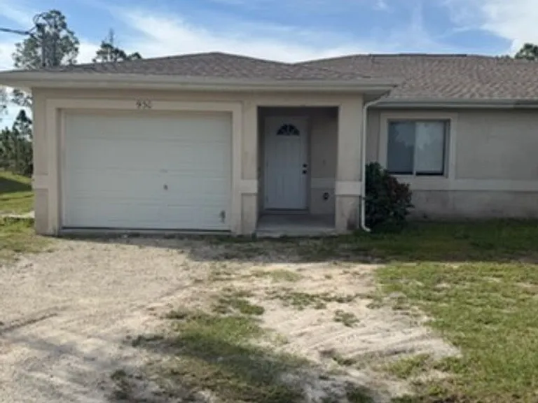 930 Ainsworth St W — Photo 11