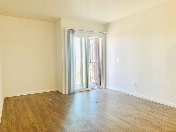 4th image of 825 Niantic Ct APT 8