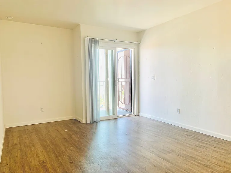 825 Niantic Ct #8 — Photo 4